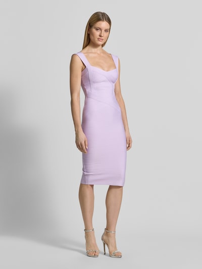 Frauenmodel trägt Slim Fit Kleid mit Strukturmuster von Lipsy, lila, elastischer Material-Mix, Reißverschluss, Ärmelloses-Design, Knielänge, Ganzkörperansicht von vorne.