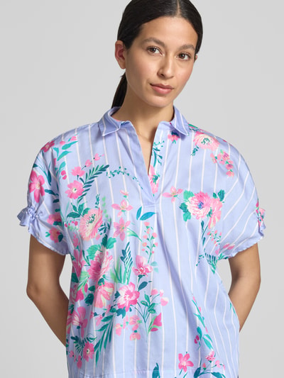 Modelka kobieca nosi Regular Fit Bluse aus Baumwolle im Allover-Look od Milano Italy, jasnoniebieska w kwiaty, bawełna, krój regular fit, allover, kołnierz koszulowy, widok z przodu na górną część ciała.