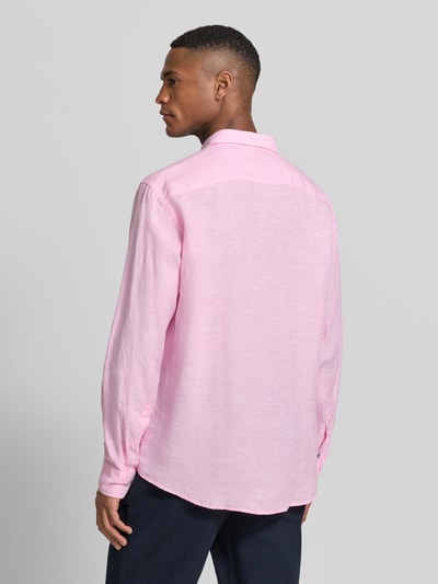 Männermodel trägt Casual Fit Freizeithemd aus Leinen von OLYMP Level Five in Hellrosa mit Kentkragen, Rückenansicht, Ganzkörperansicht. Rückenlänge 77 cm, Schulterbreite 49 cm, Ärmellänge 67 cm, reine Leinenstruktur, Knopfleiste, Größe M.