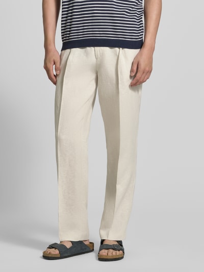 Männermodel trägt Straight Fit Leinenhose mit Bügelfalten von JAKE*S STUDIO MEN in Beige mit Eingrifftaschen und teilelastischem Bund, Nahaufnahme Unterkörper.