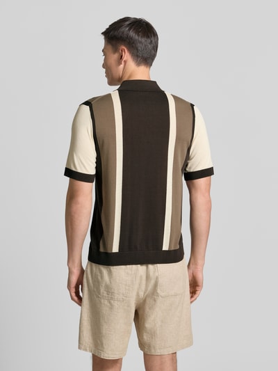 Männermodel trägt Regular Fit Poloshirt in Strick-Optik von Drykorn aus Reine Baumwolle mit Polokragen, Rückenlänge 67 cm, Ganzkörperansicht Rückansicht.