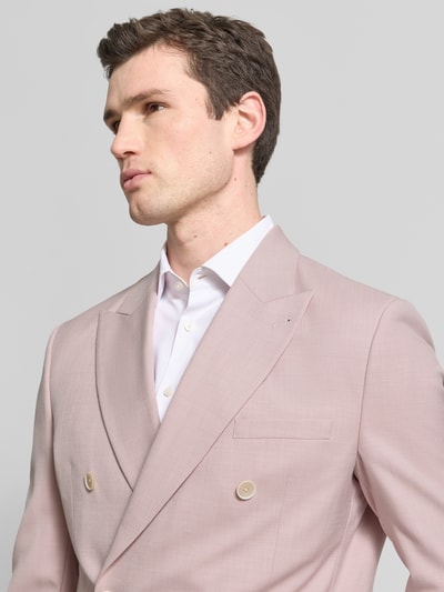 Männermodel trägt Slim Fit Anzugjacke mit Reverskragen von MCNEAL in zartrosa, doppelte Knopfleiste, feine Textur, Nahaufnahme Oberkörper.