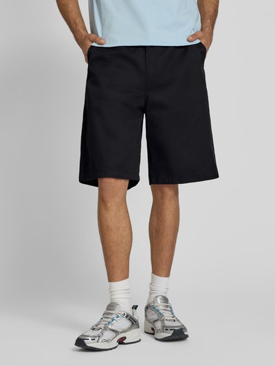 Männermodel trägt Bermudas mit Eingrifftaschen von REVIEW, Herren, Material-Mix mit Baumwoll-Anteil, Regular-Fit, Nahaufnahme Unterkörper.