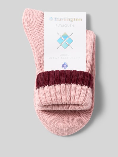 Produktfoto, różowe skarpetki z mieszanki żywej wełny o imitacji dzianiny, zakładka w kontrastowym kolorze, detal z logo, elastyczne prążkowane ściągacze, Model 'PLYMOUTH' od Burlington, damskie