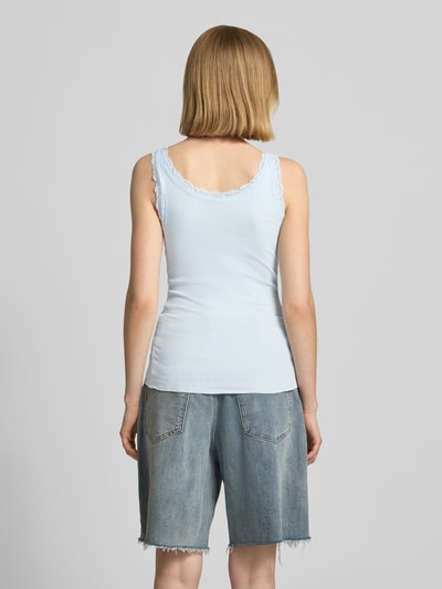 Frauenmodel trägt Slim Fit Tank Top aus Bio-Baumwoll-Mix Modell 'NANA' von Vero Moda in Hellblau, unifarben, Rippstruktur, Spitzenbesatz, Ganzkörperansicht Rückansicht.
