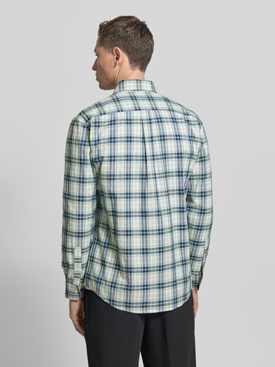 Männermodel trägt Freizeithemd mit Knopfleiste von Fynch-Hatton aus reiner Baumwolle, Regular-Fit, kariertes Muster, Rückenlänge 78 cm, Ganzkörperansicht Rückansicht.