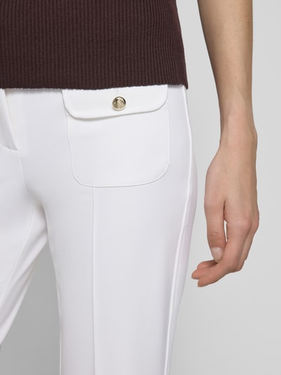 Frauenmodel trägt Flared Fit Hose mit Viskose-Anteil Modell 'FARAH' von Cambio, Optik: Unifarben, Label-Patch, Nahaufnahme Oberkörper