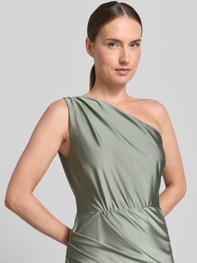 Frauenmodel trägt Cocktailkleid im One-Shoulder-Look von Swing aus Material-Mix mit Stretch-Anteil, figurbetont, Nahaufnahme Oberkörper.