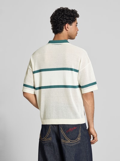 Männermodel trägt Regular Fit Poloshirt aus Baumwoll-Mix Modell 'ACE LIFE' von Only & Sons, Two Tone, Strukturmuster, Rückansicht
