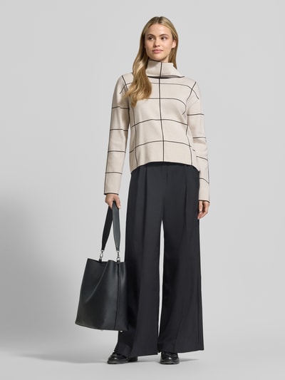 Frauenmodel trägt Pullover mit Rollkragen Modell 'NOS AUGUST' von BETTY BARCLAY in Strickoptik mit Gitterkaro und abgerundetem Saum, Ganzkörperansicht von vorne.