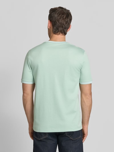 Männermodel trägt T-Shirt mit Rundhalsausschnitt von bugatti in Mintgrün, Baumwoll-Mix, Regular Fit, glatt, Ganzkörperansicht Rückansicht.
