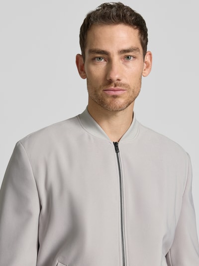 Männermodel trägt Blouson mit seitlichen Eingrifftaschen von MCNEAL, Material-Mix mit Stretch-Anteil, Regular-Fit, Nahaufnahme Oberkörper.