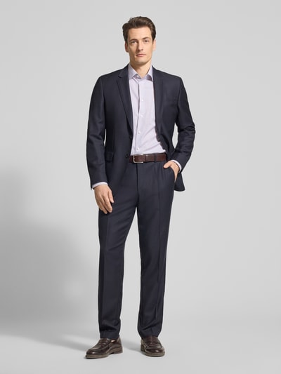 Männermodel trägt Regular Fit Business-Hemd mit Kentkragen von OLYMP aus reiner Baumwolle mit Brusttasche, langärmelig, Sportmanschetten, Ganzkörperansicht von vorne.