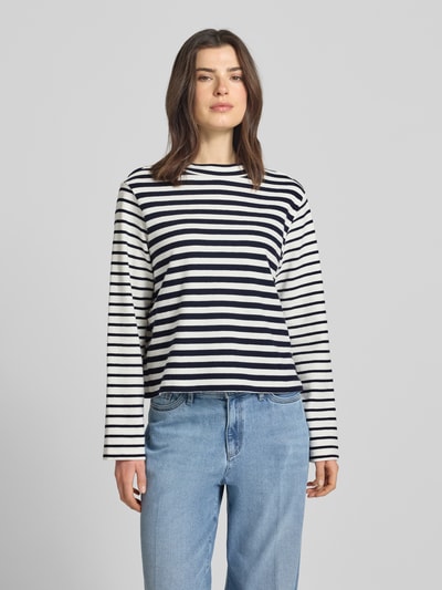 Vrouwenmodel draagt Boxy Fit Pullover uit zuivere katoen van s.Oliver RED LABEL, gestreept, crew neck, lange mouw, ribbrei, vooraanzicht bovenlichaam.