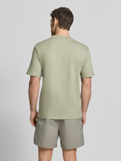 Männermodel trägt Regular Fit T-Shirt aus reiner Baumwolle Modell 'DAPOLINO' von HUGO in Optik: Unifarben, Ganzkörperansicht Rückansicht.