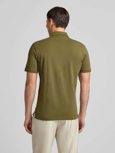 Männermodel trägt Regular Fit Poloshirt aus reiner Baumwolle Modell 'DONOS222' von HUGO, Optik: Unifarben, Ganzkörperansicht Rückansicht.