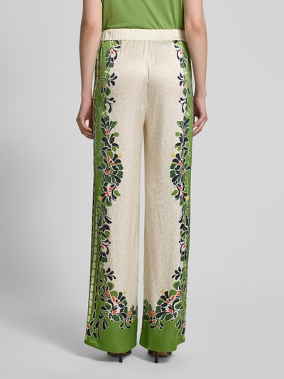 Frauenmodel trägt Wide Leg Pants aus Viskose-Mix mit Eingrifftaschen von Marc Cain in Creme mit grünem, floralem Muster, elastischer Bund, Loose Fit, französische Taschen, Produktdetails: Stretch-Anteil, Bundweite 38 cm, Innenbeinlänge 77 cm, Ganzkörperansicht Rückansicht.
