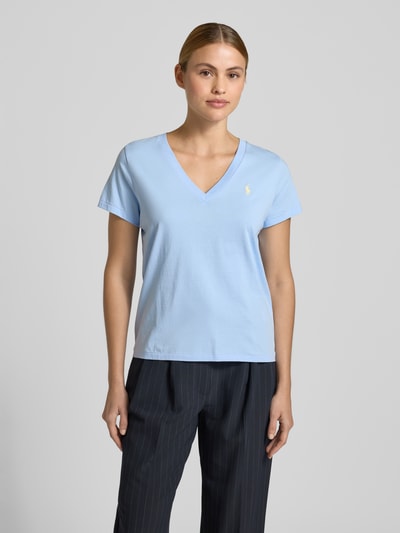 Frauenmodel trägt Regular Fit T-Shirt aus reiner Baumwolle von Polo Ralph Lauren in Optik: Unifarben, Logo-Stitching, V-Ausschnitt, Kurzarm, Jersey, Ganzkörperansicht von vorne.