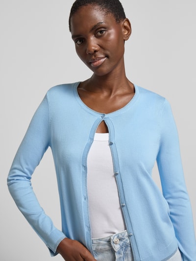 Frauenmodel trägt Slim Fit Cardigan aus Viskose-Mix in Strick-Optik von Liu Jo White, hellblau, Rundhalsausschnitt, Knopfleiste, elastische Abschlüsse, Ganzkörperansicht von vorne