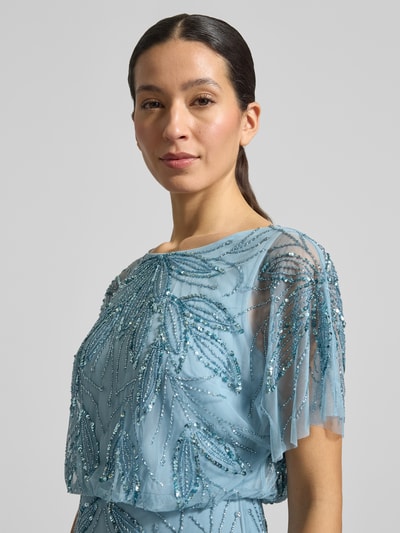 Frauenmodel trägt Abendkleid mit Perlen und Pailletten von Christian Berg Cocktail in Hellblau, tailliert, Rundhalsausschnitt, Nahaufnahme Oberkörper.