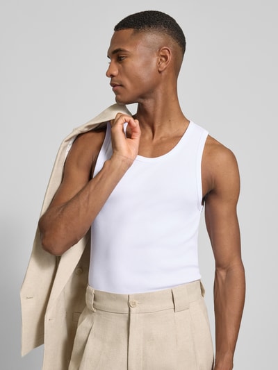 Männermodel trägt Skinny Fit Tanktop in Ripp-Optik von JAKE*S STUDIO MEN, weiß, ärmellos, Rundhalsausschnitt, Nahaufnahme Oberkörper.