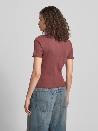 Frauenmodel trägt Slim Fit T-Shirt aus Baumwoll-Mix Modell 'TENNA' von Only, Optik: Unifarben, Kurzarm, Rundhals, Frill-Abschlüsse, Rückansicht Ganzkörperansicht.