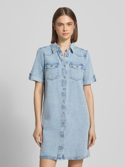 Modelka kobieta nosi jasnoniebieską, jednokolorową sukienkę mini z denimu, model 'LISA' od Only, krój dopasowany, krótki rękaw, widok całej sylwetki z przodu.