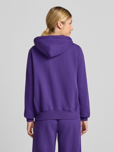 Kobiece modelka nosi Regular Fit Sweatjacke aus Baumwoll-Mix od Polo Ralph Lauren, intensywnie fioletowa, gładka tekstura, widok całej sylwetki od tyłu, bluza damska od Polo Ralph Lauren.