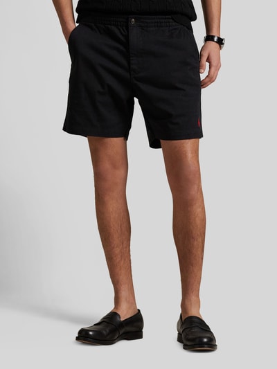 Männermodel trägt Regular Fit Shorts aus Baumwoll-Mix von Polo Ralph Lauren in Schwarz mit Logo-Stitching, Ganzkörperansicht von vorne.