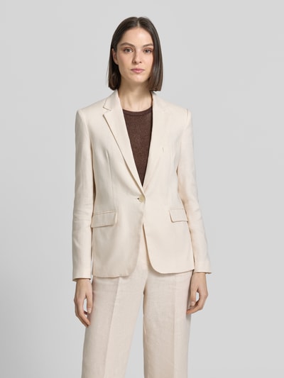 Frauenmodel trägt Blazer mit Pattentaschen Modell 'Boreli' von Mango aus Reine Baumwolle, taillierte Passform, Reverskragen, Ganzkörperansicht von vorne.