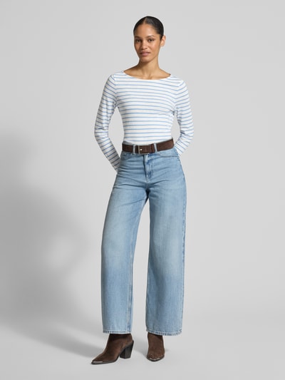 Frauenmodel trägt Regular Fit Langarmshirt aus reiner Baumwolle von s.Oliver RED LABEL mit Allover-Streifenmuster, U-Boot-Ausschnitt, Ganzkörperansicht von vorne.