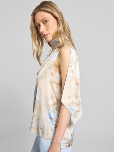 Modelka kobieca nosi Bluse mit Stehkragen und asymmetrischem Design od Rinascimento, mieszanka materiałów ze stretchem, prosty krój, asymetryczny design, stójka, marszczenia, tylny wycięcie typu łezka, długość pleców w rozmiarze S: 67 cm, beżowo-niebieskie odcienie, widok całej sylwetki z przodu