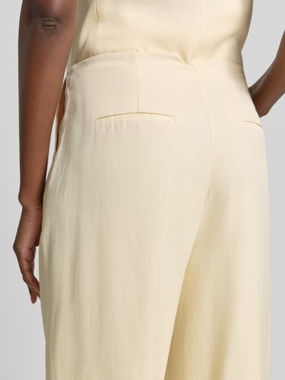 Vrouwenmodel draagt Wide Fit stoffen broek met persplooien van Jake*s Cocktail, haakjessluiting, ritssluiting, detailopname rug
