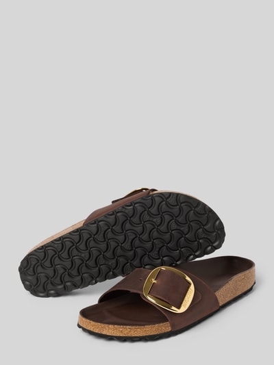 Produktfoto, Slides aus Leder mit Dornschließe Modell 'Madrid Big Buckle' von Birkenstock in Braun mit profilierter Sohle und Logo-Prägung.