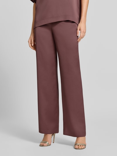Frauenmodel trägt Straight Fit Hose aus Satin von SWING in Braun, glatte Textur, Hakenverschluss, Nahaufnahme Unterkörper. Damen Hose von SWING, Satin, Straight Fit, Bundweite 38 cm, Innenbeinlänge 83 cm.