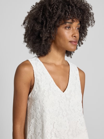 Frauenmodel trägt Regular Fit Trägertop aus Baumwoll-Mix Modell 'HONEY' von Vero Moda, weiß, Spitzenmuster, V-Ausschnitt, Nahaufnahme Oberkörper.