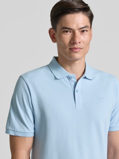 Mężczyzna nosi Slim Fit Poloshirt mit Stitching von Jack & Jones Premium, bawełna, krój slim fit, zapięcie na guziki, zbliżenie na górną część ciała