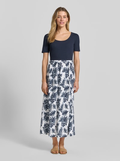 Frauenmodel trägt Tailliertes Freizeitkleid aus Baumwoll-Mix von Tom Tailor, Optik:Allover-Muster, Maxi-Länge, Rundhals, Kurzarm, Ganzkörperansicht von vorne.