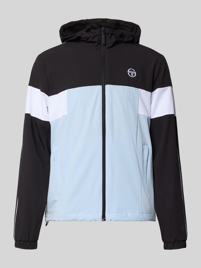 Produktfoto, Regular Fit Jacke mit Logo-Stitching Modell 'Caspio' von SERGIO TACCHINI, elastyczna mieszanka materiałów, wpuszczane kieszenie, kaptur z tunelem, zamek błyskawiczny, wyhaftowane logo, czarno-biało-niebieska, zakończenia rękawów elastyczne, długość tyłu w rozmiarze M: 70 cm, długość rękawów w rozmiarze M: 68 cm