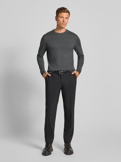 Männermodel trägt Regular Fit Strickpullover mit Kaschmir-Anteil Modell 'Halfdan' von Casual Friday, Baumwoll-Mix, Ganzkörperansicht von vorne.