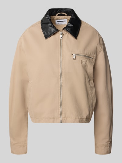 Produktfoto, Jacke mit Brusttasche Modell 'SCOTTY' von Noisy May in Beige mit schwarzem Umlegekragen, sichtbarem Reißverschluss und Stitching, aus reiner Baumwolle, Relaxed Fit, Brusttasche auf der linken Seite, glatte Textur