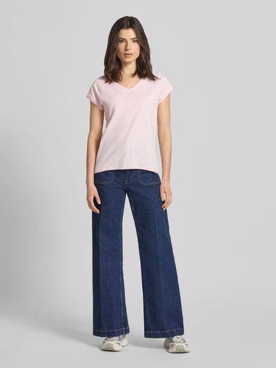 Frauenmodel trägt T-Shirt mit V-Ausschnitt von Christian Berg Woman in Rosa, Reine Baumwolle, Regular-Fit, Rollsaum, Rückenlänge 59 cm, Ganzkörperansicht von vorne.