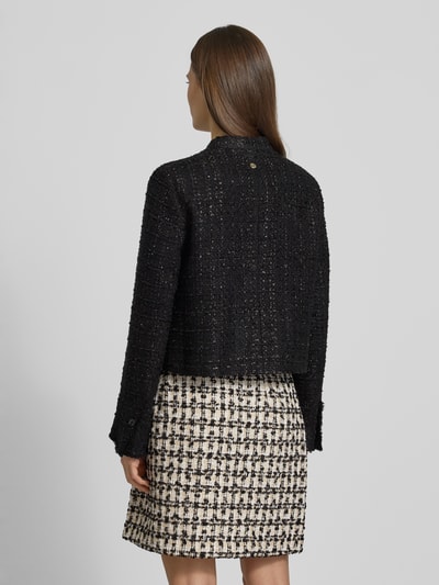 Frauenmodel trägt Regular Fit Blazer in Bouclé-Optik Modell 'Jacy' von JOOP!, schwarz, strukturierte Oberfläche, Ganzkörperansicht Rückansicht.