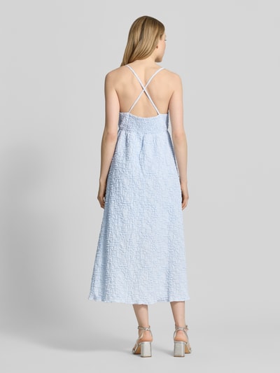 Modelka nosi Midikleid mit Strukturmuster Modell 'CRISTINA' von Copenhagen Muse, jasnoniebieski, fakturowany materiał, krzyżowane ramiączka, A-linia, długość tyłu w rozmiarze S: 100 cm, szerokość w rozmiarze S: 40 cm, widok całej sylwetki z tyłu