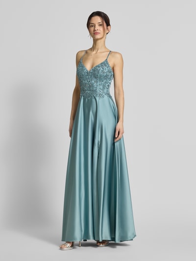 Frauenmodel trägt Abendkleid mit Perlen und V-Ausschnitt von Laona, Satin, taillierter Schnitt, Maxikleid, Ganzkörperansicht von vorne.
