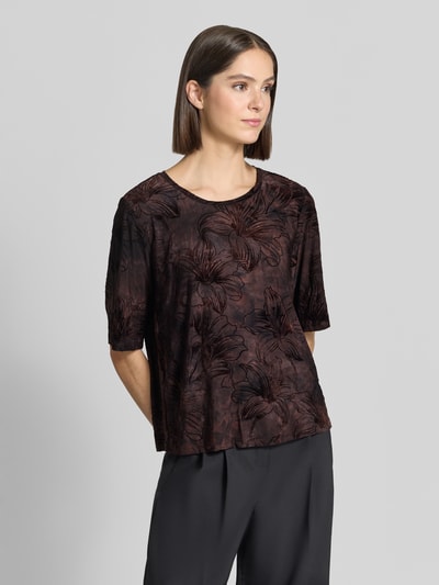 Frauenmodel trägt Blusenshirt im Allover-Look Modell 'SESSOLANA' von FREE/QUENT, dunkler Blumenprint, Rundhalsausschnitt, Regular Fit, Material-Mix mit Stretch-Anteil, Ganzkörperansicht von vorne, Rückenlänge bei Größe S 56 cm.