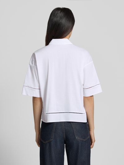 Vrouwenmodel draagt witte dames blouse Boxy Fit Bluse met 1/2-Arm model 'Zlana' van Someday van katoenmix met stretch, ruglengte 57 cm, mouwlengte 24 cm, overhemdkraag, boxy fit, katoenmix, detailstiksels, gladde textuur, volledige achterkant, Ganzkörperansicht Rückansicht.