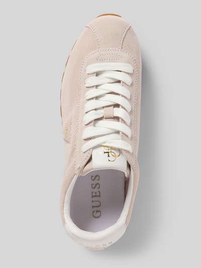 Produktfoto, Sneaker aus Leder mit Label-Details Modell 'TIAH3' von Guess, Damen Sneaker, abgerundete Spitze, Schnürung, beige, Detailaufnahme, Absatzhöhe 2 cm, Schafthöhe 6 cm, Schaftweite 8 cm