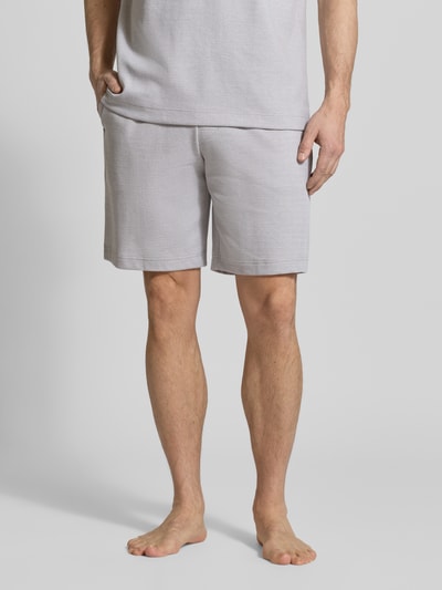 Männermodel trägt Shorts mit elastischem Bund von Schiesser, regular fit, hellgrau, fein strukturiert, Nahaufnahme Oberschenkel.
