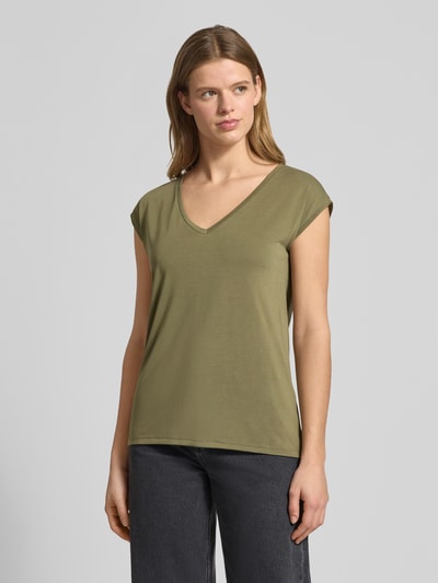 Vrouwenmodel draagt Relaxed Fit T-shirt uit modalmix Model 'KAMALA' van Pieces, look: effen, V-hals, korte mouw, Ganzkörperansicht von vorne.